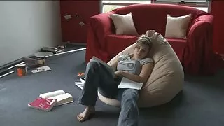 مارس الجنس فتاة على الأريكة الحق امهات سكسي في شق الرطب