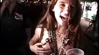 اثنين من مثليات خلع سكسي جميل مترجم ملابسه في الفناء و عناق جحورهم