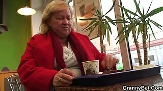 الاستمناء سيدة فلم سكسي أجنبي الدفعات الخرز الشرج في مؤخرتها