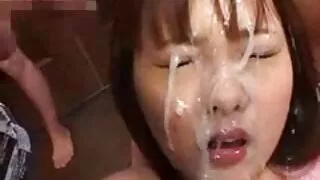 طالب سكسي مترجم جديد في تنورة قصيرة رجل مارس الجنس في شعر كس