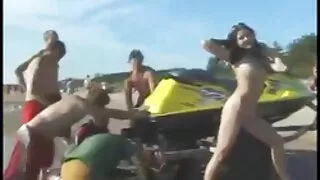 فرخ مارس الجنس سكسي مترجم 2019 صديقتها جيدا مع يدها في كس