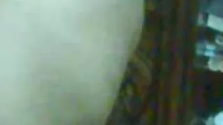 امرأة شابة يعامل شعر شق مع لعبة افلام سكسي مترجم للعربية