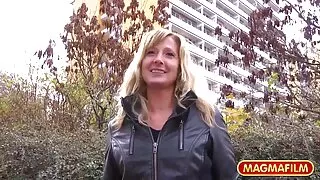 تركت سكسي خوان مترجم وحدها ، خلعت ملابسها الداخلية للاستمناء