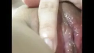 في الفحص الطبي سكسي مرتجم ، تقوم فتاة بإدخال موسع مهبلي في نفسها