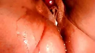 بعد الاستحمام ، سيدة يزيت الجسم مع كريم سكسي مترجم ويحصل متحمس